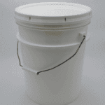 Seau en plastique blanc